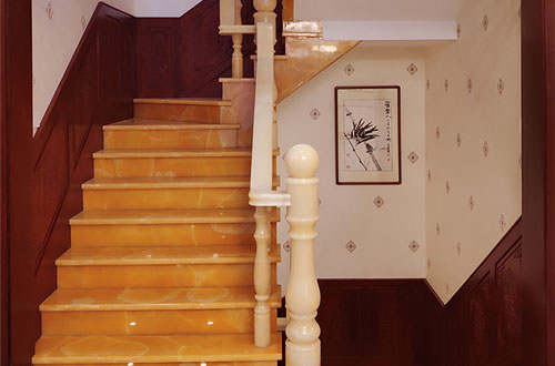 和舍镇中式别墅室内汉白玉石楼梯的定制安装装饰效果